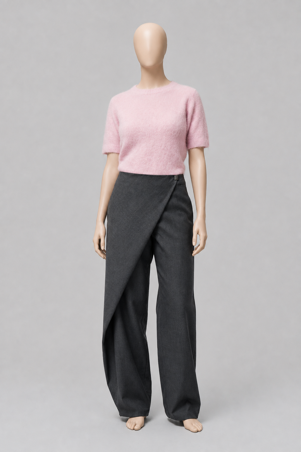 A semi-fitted trouser with a straight silhouette.