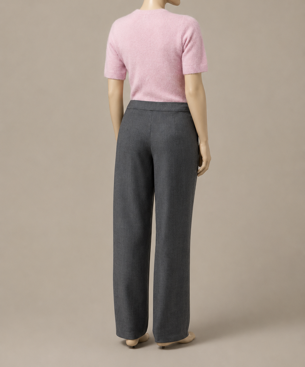 A semi-fitted trouser with a straight silhouette.