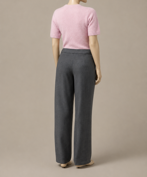 A semi-fitted trouser with a straight silhouette.