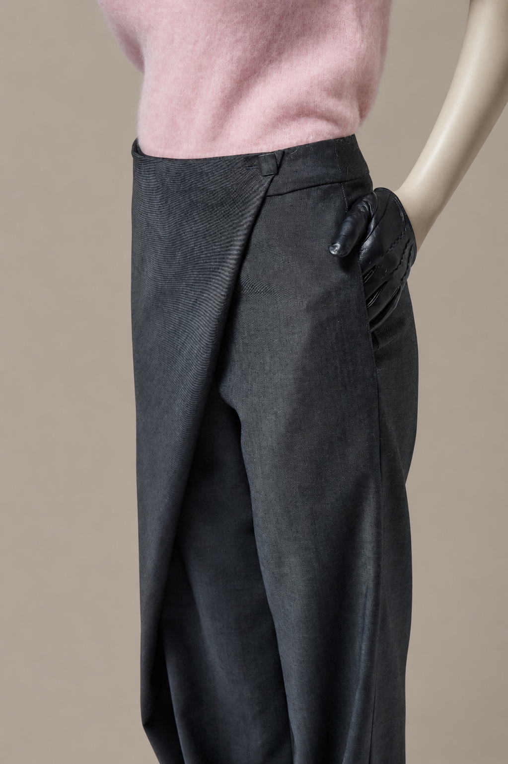 A semi-fitted trouser with a straight silhouette.