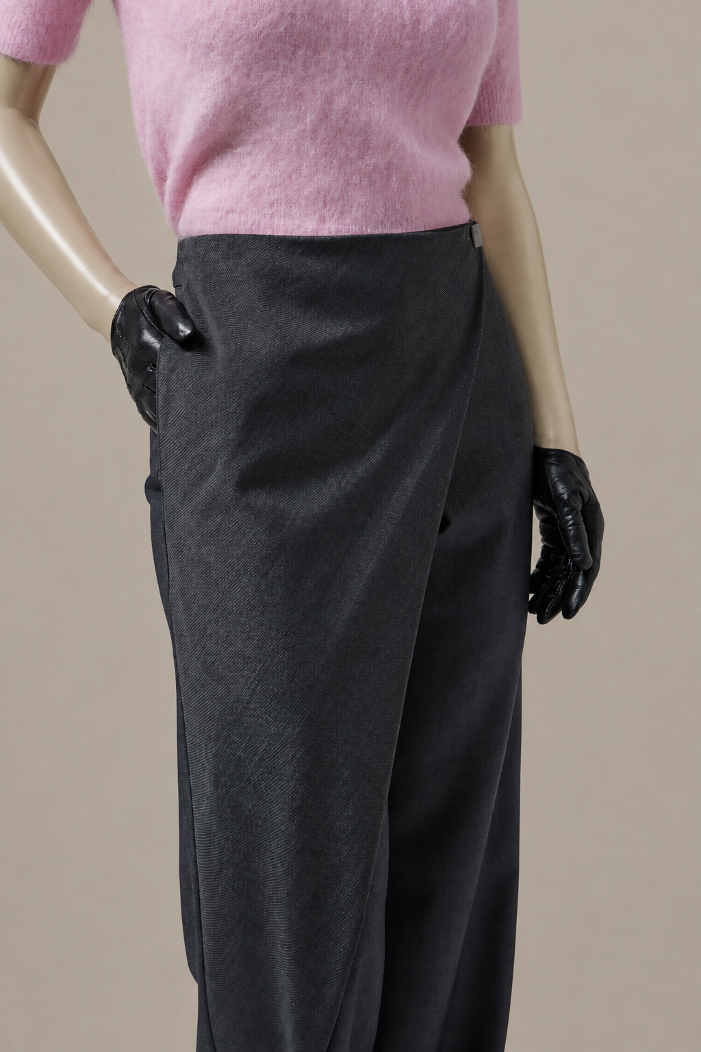 A semi-fitted trouser with a straight silhouette.