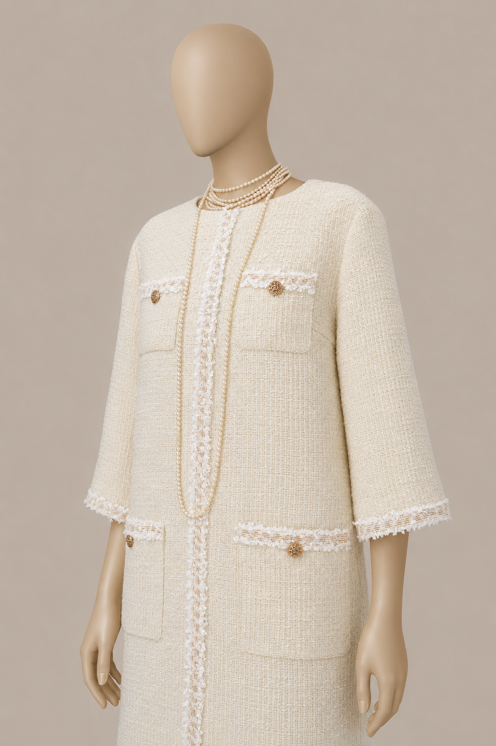 Semi-fitted dress with a straight silhouette