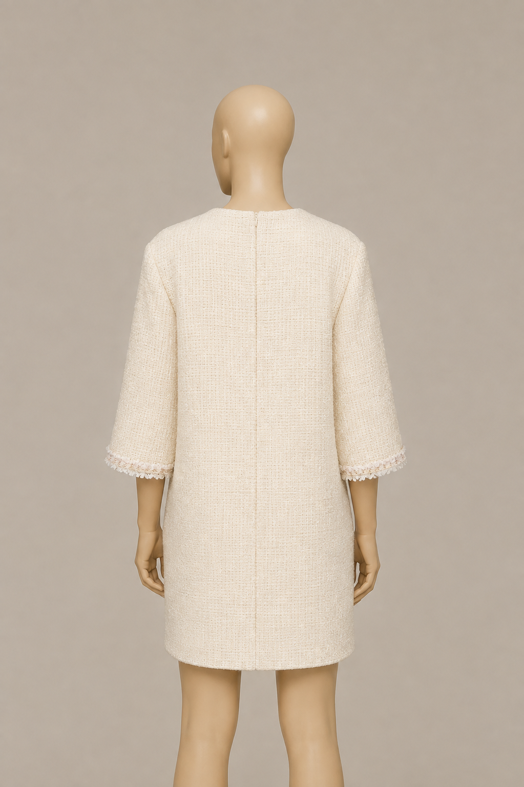Semi-fitted dress with a straight silhouette
